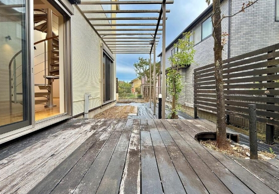 八王子市元八王子町2丁目の中古戸建てのウッドデッキの写真