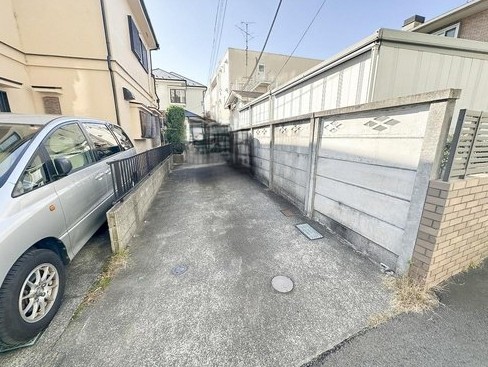 八王子市大和田町6丁目の中古戸建ての駐車場の写真