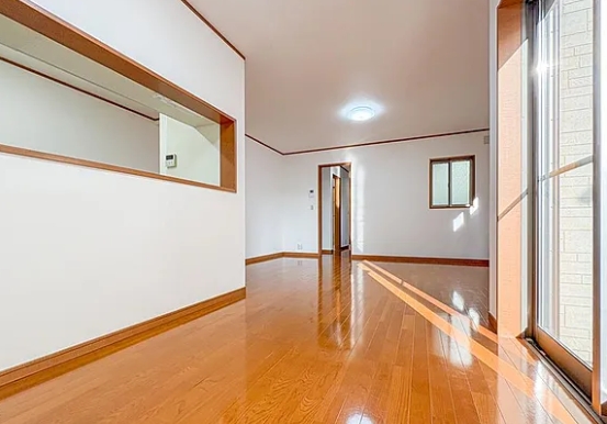 八王子市高倉町の中古戸建てのリビングの写真