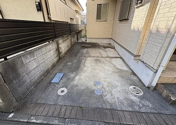 八王子市高倉町の中古戸建ての駐車場の写真