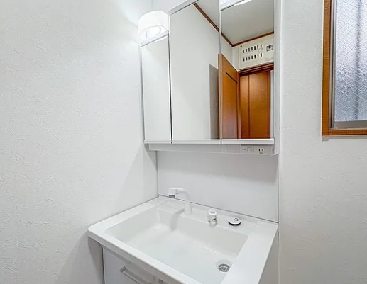 八王子市高倉町の中古戸建ての洗面化粧台の写真