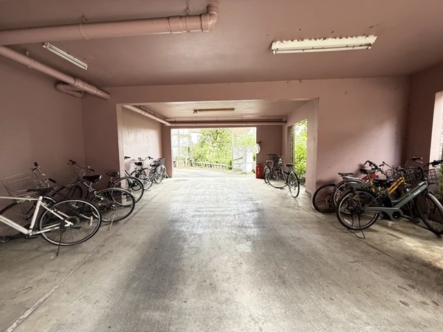 町田市相原町の中古マンション2階部分の駐輪場の写真