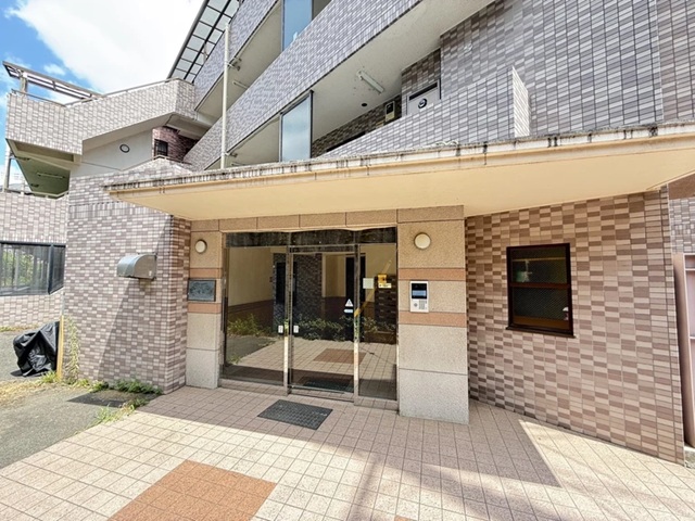 町田市相原町の中古マンション2階部分のエントランスの写真