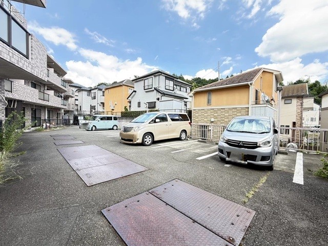 町田市相原町の中古マンション2階部分の駐車場の写真