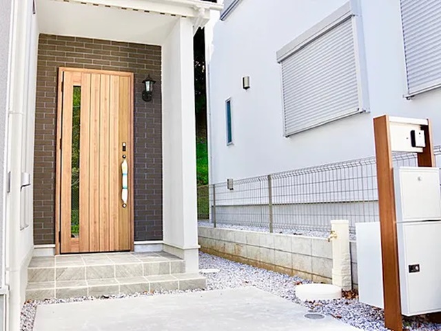 町田市相原町の中古戸建て4号棟の玄関アプローチの写真