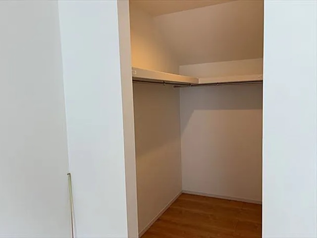 町田市相原町の中古戸建て4号棟のウォークインクローゼットの写真