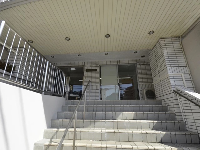 町田市原町田2丁目の中古マンション3階部分のエントランス1枚目の写真