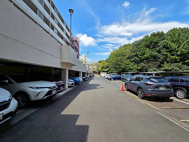 町田市原町田4丁目の中古マンション2階部分の駐車場の写真