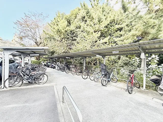 町田市原町田4丁目の中古マンション2階部分の駐輪場の写真