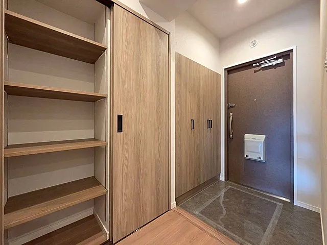 町田市原町田4丁目の中古マンション2階部分の玄関の写真