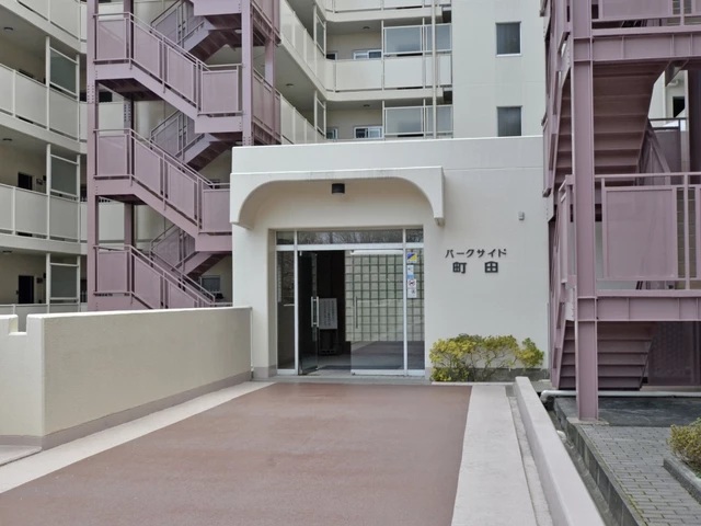 町田市原町田4丁目の中古マンション2階部分のエントランスの写真