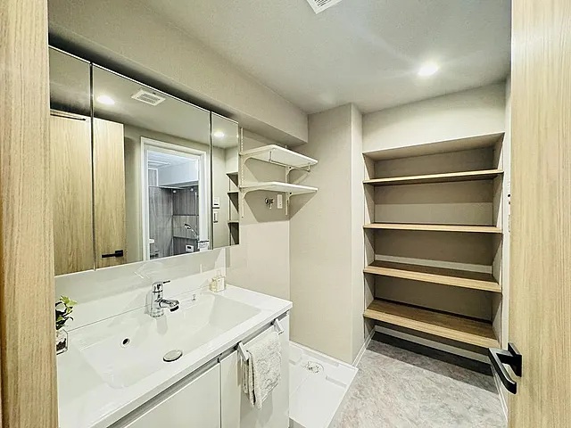 町田市原町田4丁目の中古マンション2階部分の洗面化粧台の写真