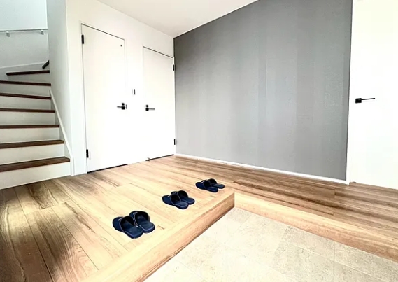 町田市本町田の新築戸建て5号棟の玄関の写真