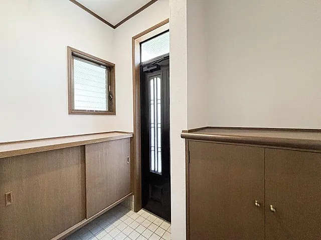 町田市本町田の中古戸建ての玄関の写真