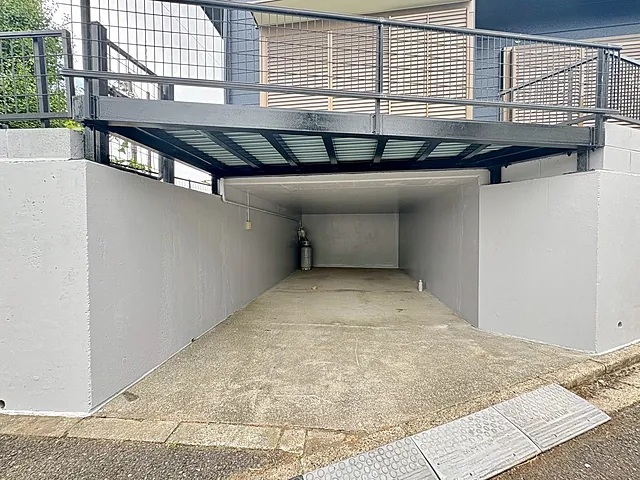 町田市本町田の中古戸建ての駐車場の写真