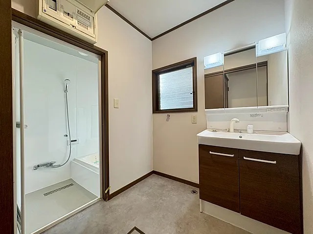 町田市本町田の中古戸建ての洗面化粧台の写真