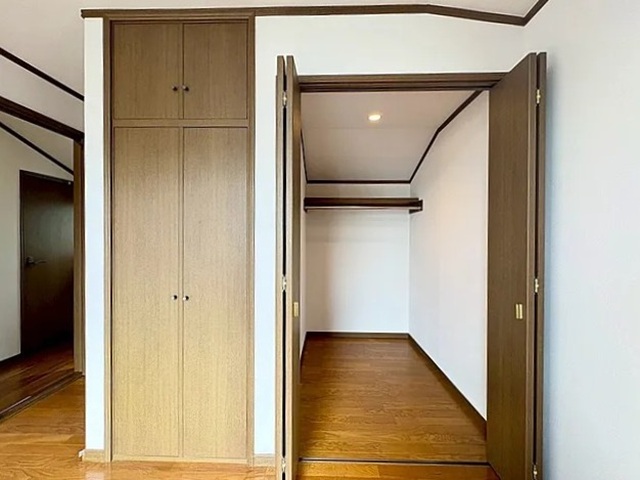 町田市本町田の中古戸建てのウォークインクローゼットの写真