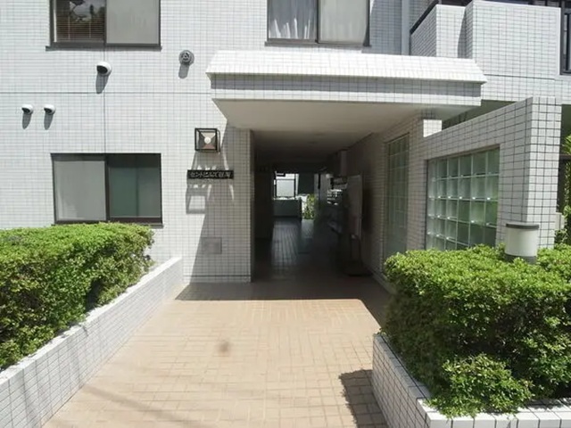 町田市金井ヶ丘4丁目の中古マンション3階部分のエントランスの写真