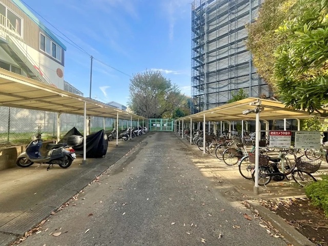 町田市南町田3丁目の中古マンション9階部分の駐輪場の写真