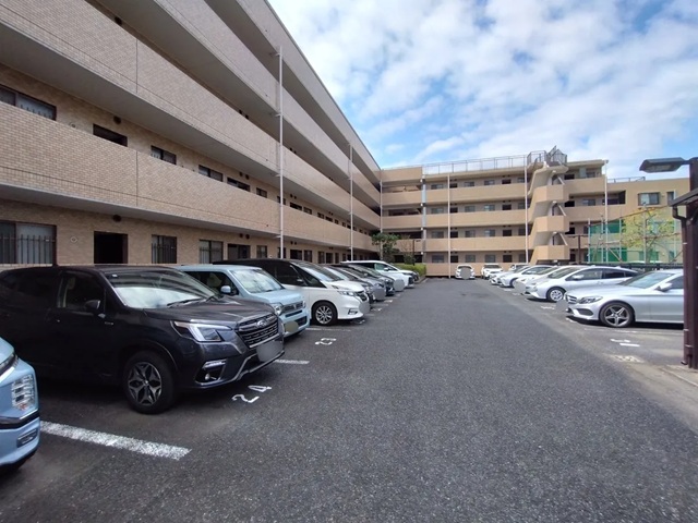 町田市南町田4丁目の中古マンション4階部分の駐車場の写真