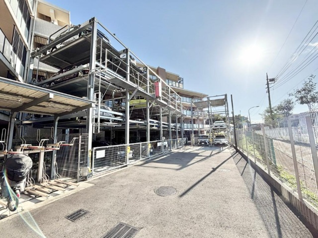 町田市南町田4丁目の中古マンション4階部分の駐車場の写真