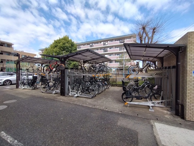 町田市南町田4丁目の中古マンション4階部分の駐輪場の写真