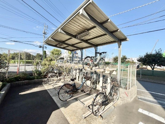 町田市南町田4丁目の中古マンション4階部分の駐輪場の写真