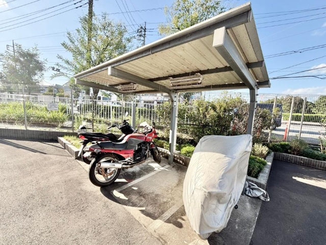 町田市南町田4丁目の中古マンション4階部分のバイク置場の写真