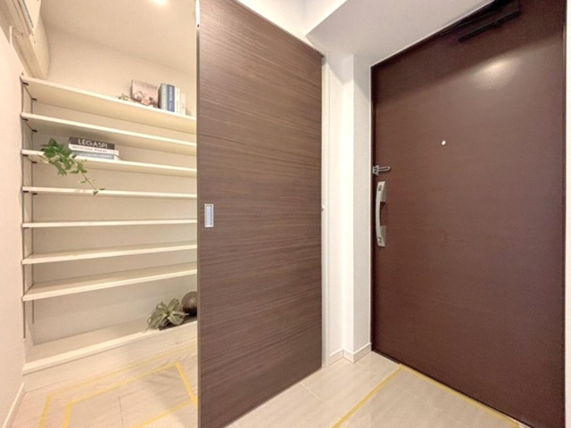 町田市南町田4丁目の中古マンション4階部分の玄関の写真