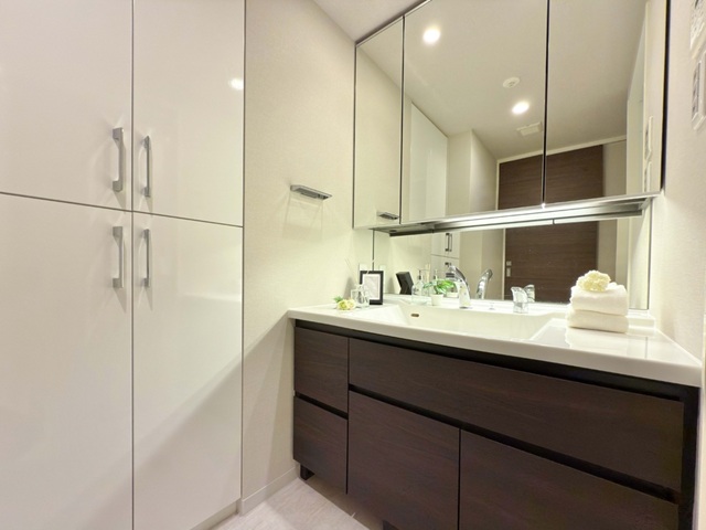 町田市南町田4丁目の中古マンション4階部分の洗面化粧台の写真