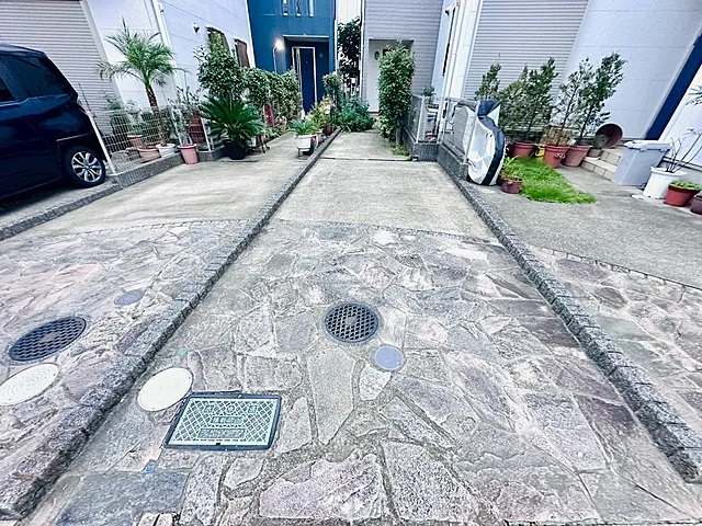 町田市南つくし野2丁目の中古戸建ての駐車場の写真