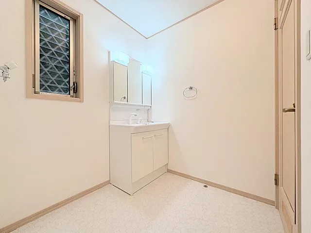 町田市南つくし野2丁目の中古戸建ての洗面化粧台の写真