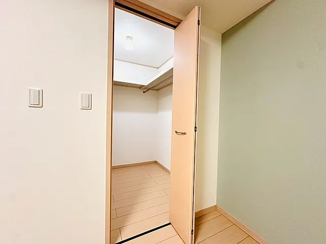 町田市南つくし野2丁目の中古戸建てのウォークインクローゼットの写真