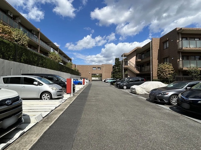 町田市三輪緑山3丁目の中古マンション1階部分の駐車場の写真