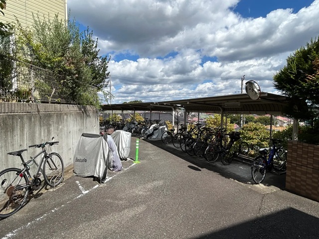 町田市三輪緑山3丁目の中古マンション1階部分の駐輪場の写真