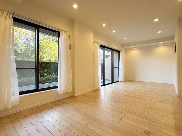 町田市三輪緑山3丁目の中古マンション1階部分のリビングの写真