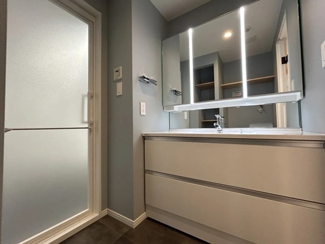 町田市三輪緑山3丁目の中古マンション1階部分の洗面化粧台の写真