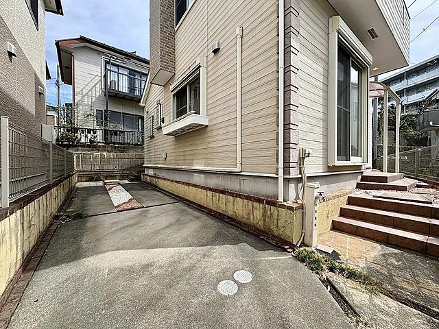 町田市森野5丁目の中古戸建ての駐車場の写真