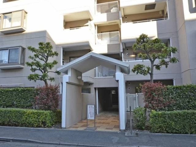 町田市中町3丁目の中古マンション2階部分のエントランスの写真