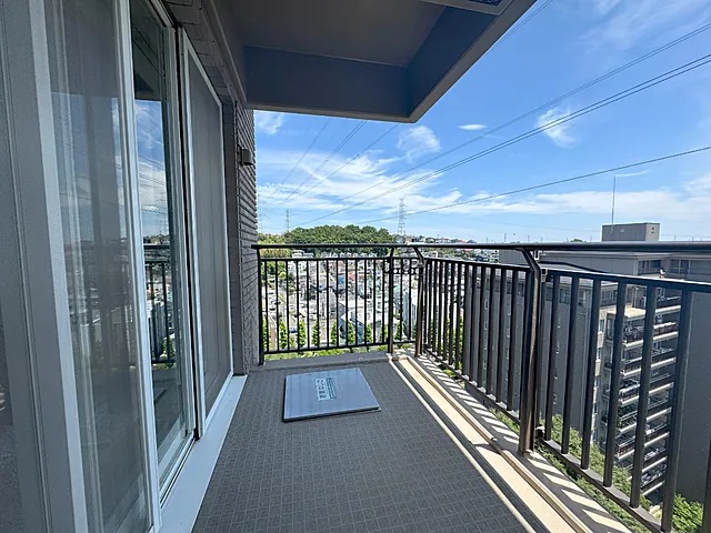 町田市成瀬6丁目の中古マンション11階部分のバルコニーの写真