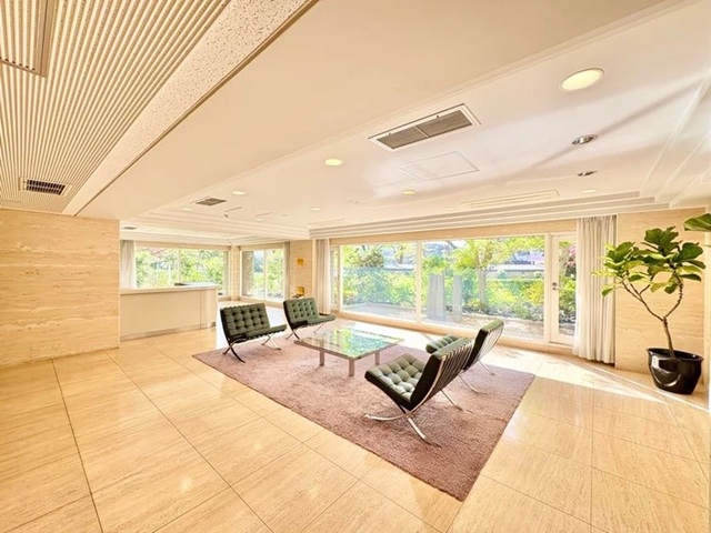 町田市成瀬6丁目の中古マンション11階部分の共用ロビーの写真