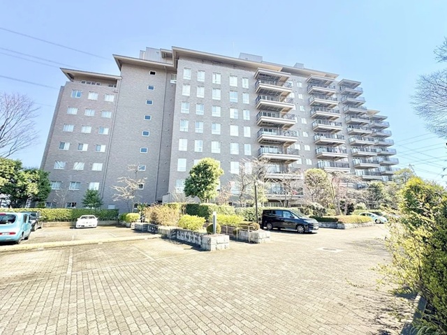 町田市成瀬6丁目の中古マンション11階部分の駐車場の写真