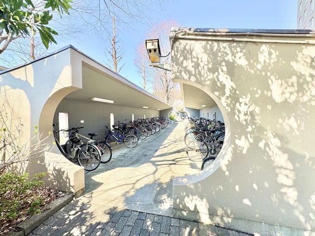 町田市成瀬6丁目の中古マンション11階部分の駐輪場の写真