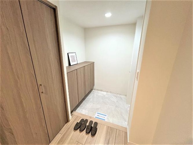 町田市成瀬6丁目の中古マンション11階部分の玄関の写真