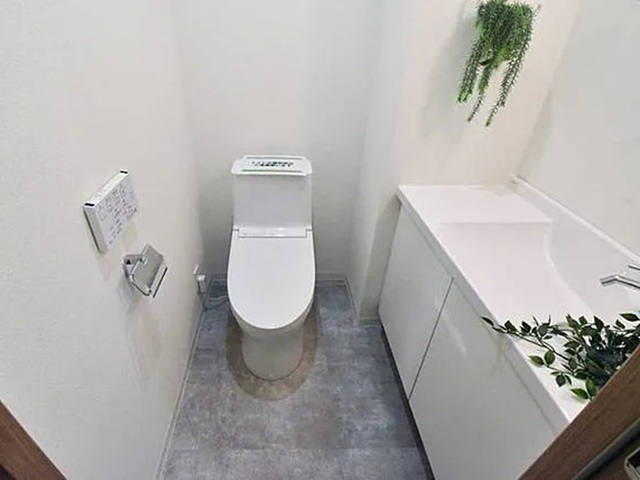 町田市成瀬6丁目の中古マンション11階部分のトイレの写真