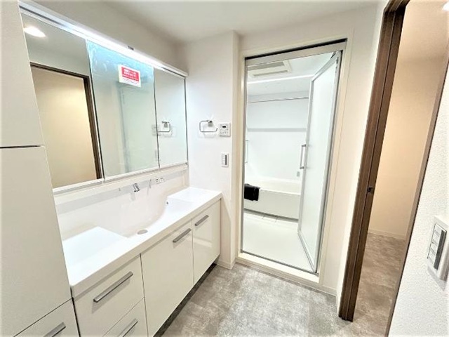 町田市成瀬6丁目の中古マンション11階部分の洗面化粧台の写真