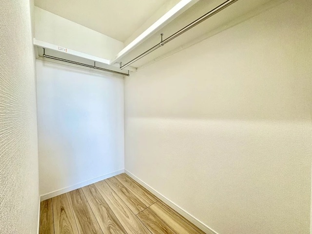 町田市成瀬6丁目の中古マンション11階部分のウォークインクローゼットの写真