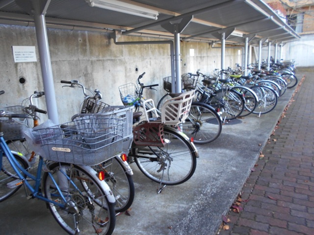 町田市能ヶ谷2丁目の中古マンション1階部分の駐輪場の写真