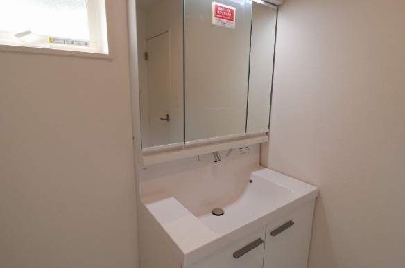 町田市野津田町の新築戸建て4号棟の洗面化粧台の写真
