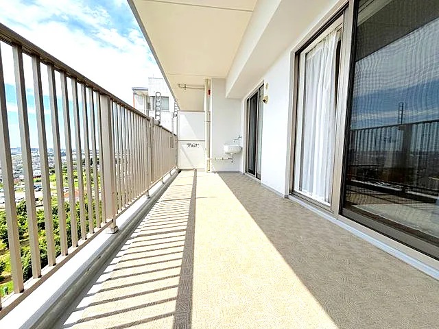 町田市小山ヶ丘1丁目の中古マンション9階部分のバルコニーの写真